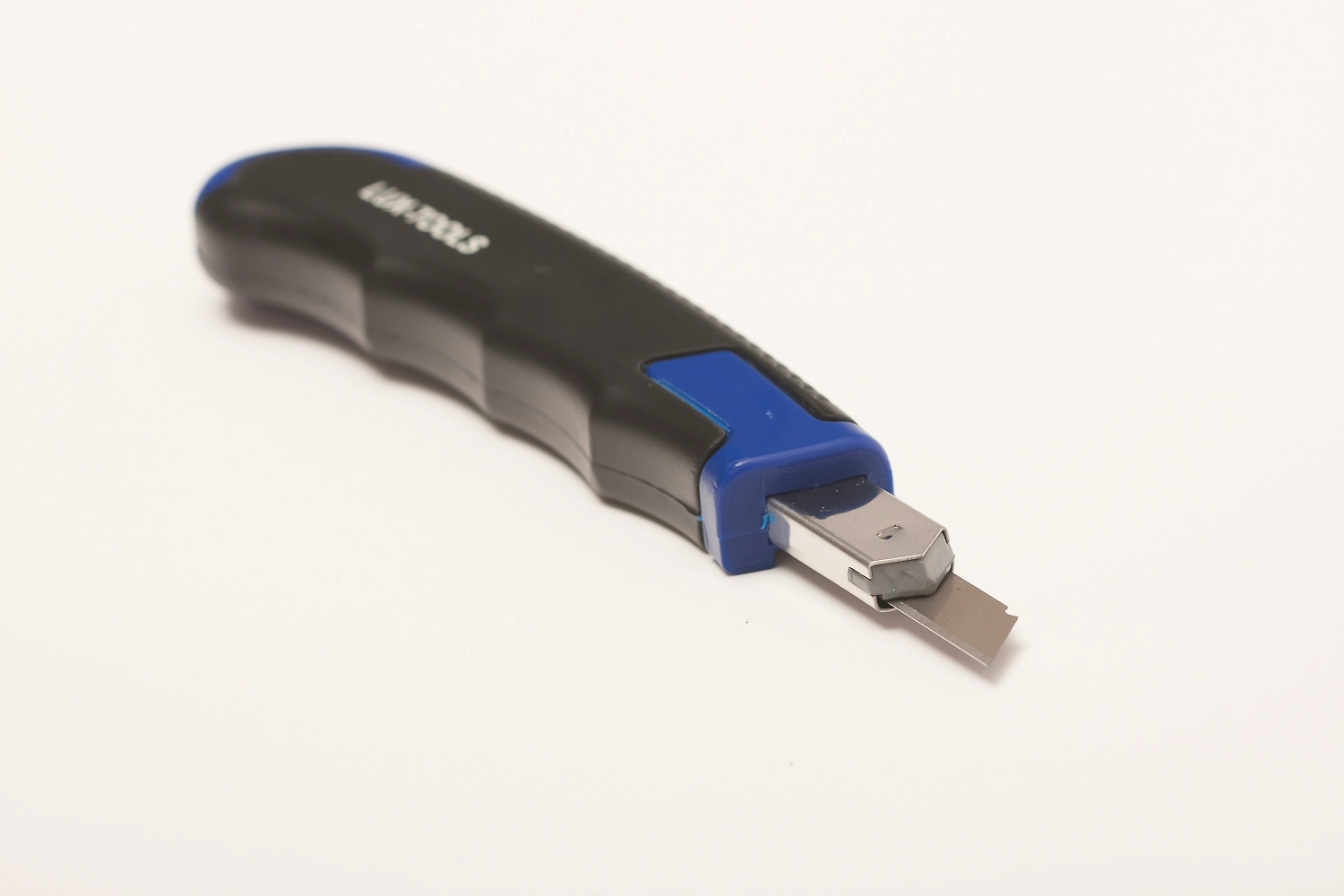 Нож универсальный LUX-TOOLS Comfort 9 мм