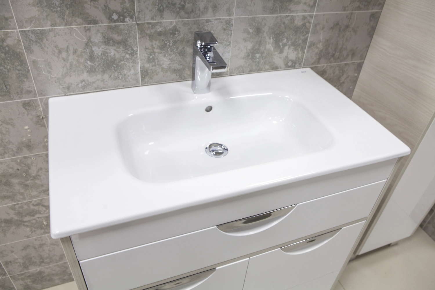 Тумба под раковину напольная Акватон Юта белая/ясень фабрик 80 см