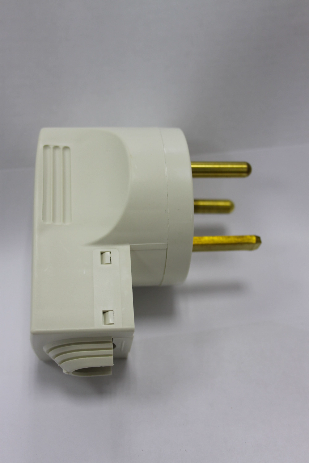 Вилка Legrand силовая 2К+З 32А боковой выход