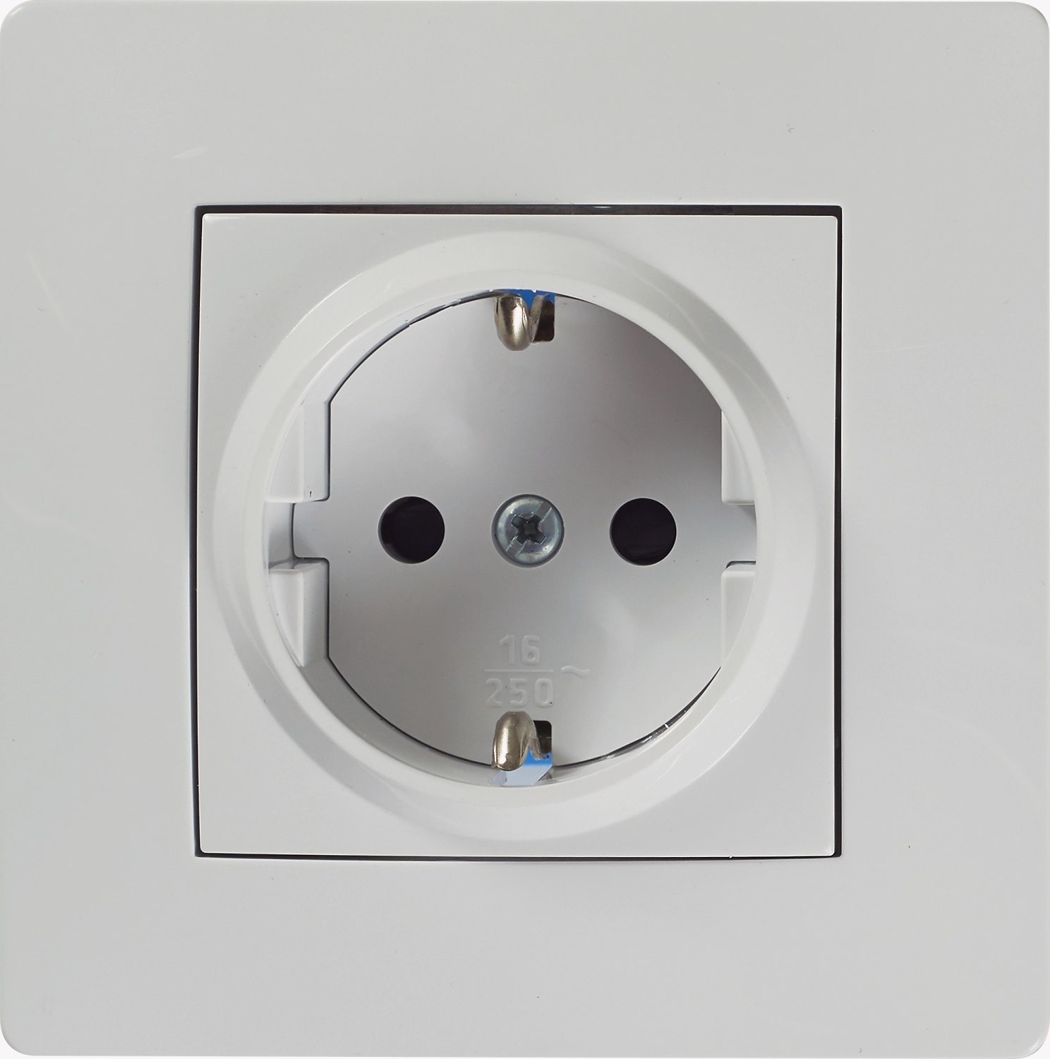 Розетка Oriani 401812 СП 1 постовая с заземлением