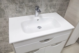 Тумба под раковину напольная Акватон Юта белая/ясень фабрик 80 см