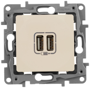 Розетка Legrand Etika 672394