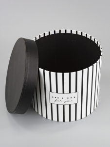 Коробка круглая черно-белый 17 см